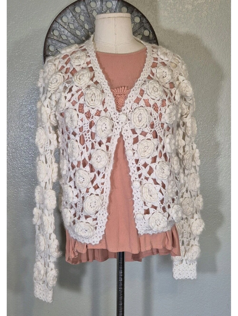 Winks Boutique 3D Rose Motifs Crochet Cardigan Women’s Sz M Cream Long Sleeves